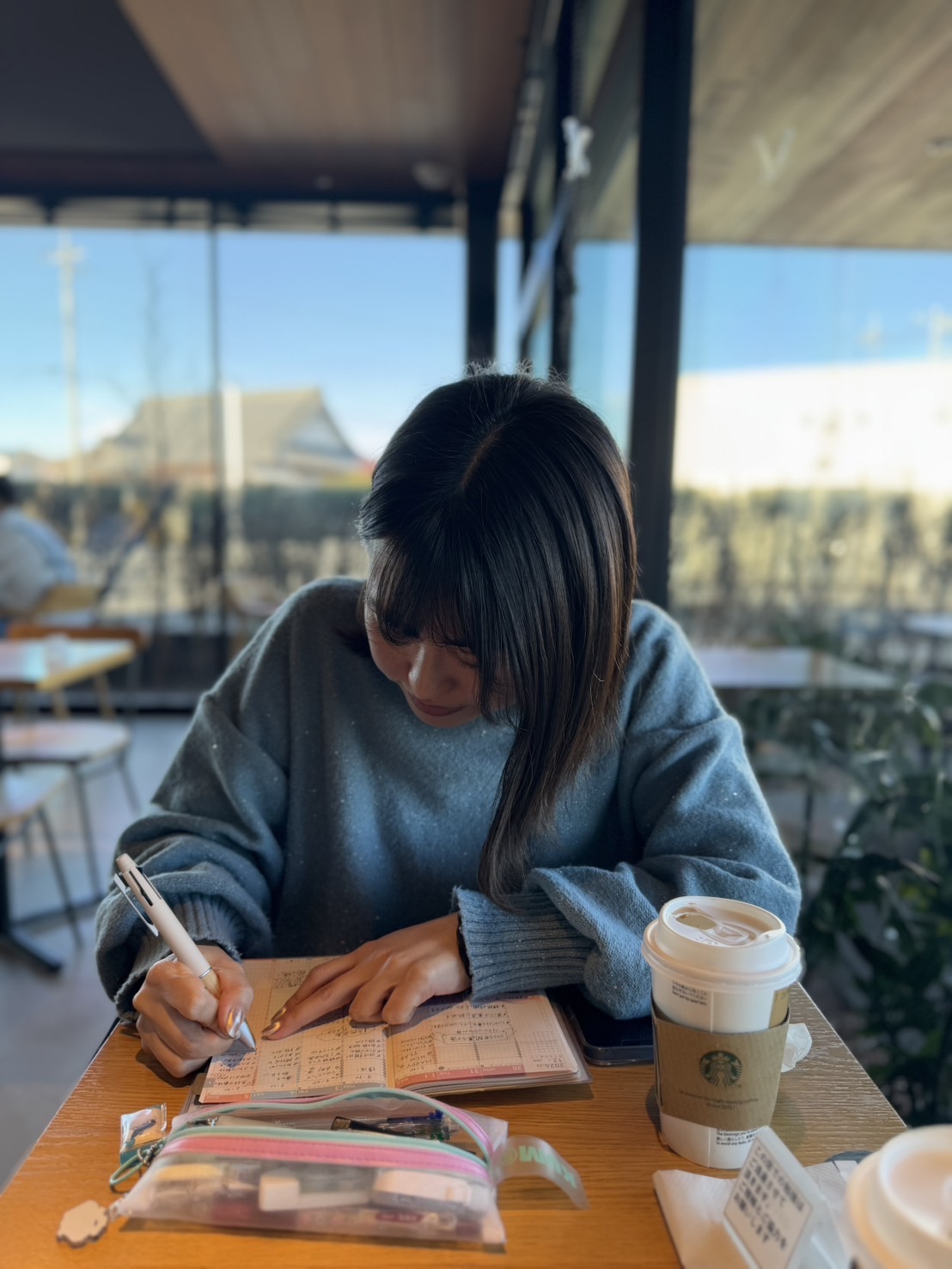 カフェ作業の姿